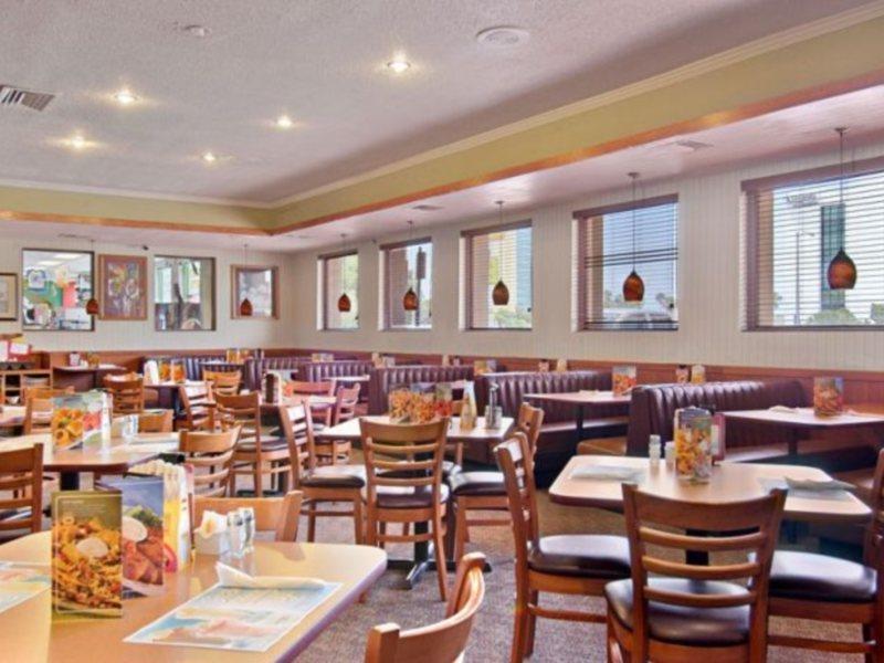 Clarion Inn & Suites Across From Universal Orlando Resort Restaurante foto